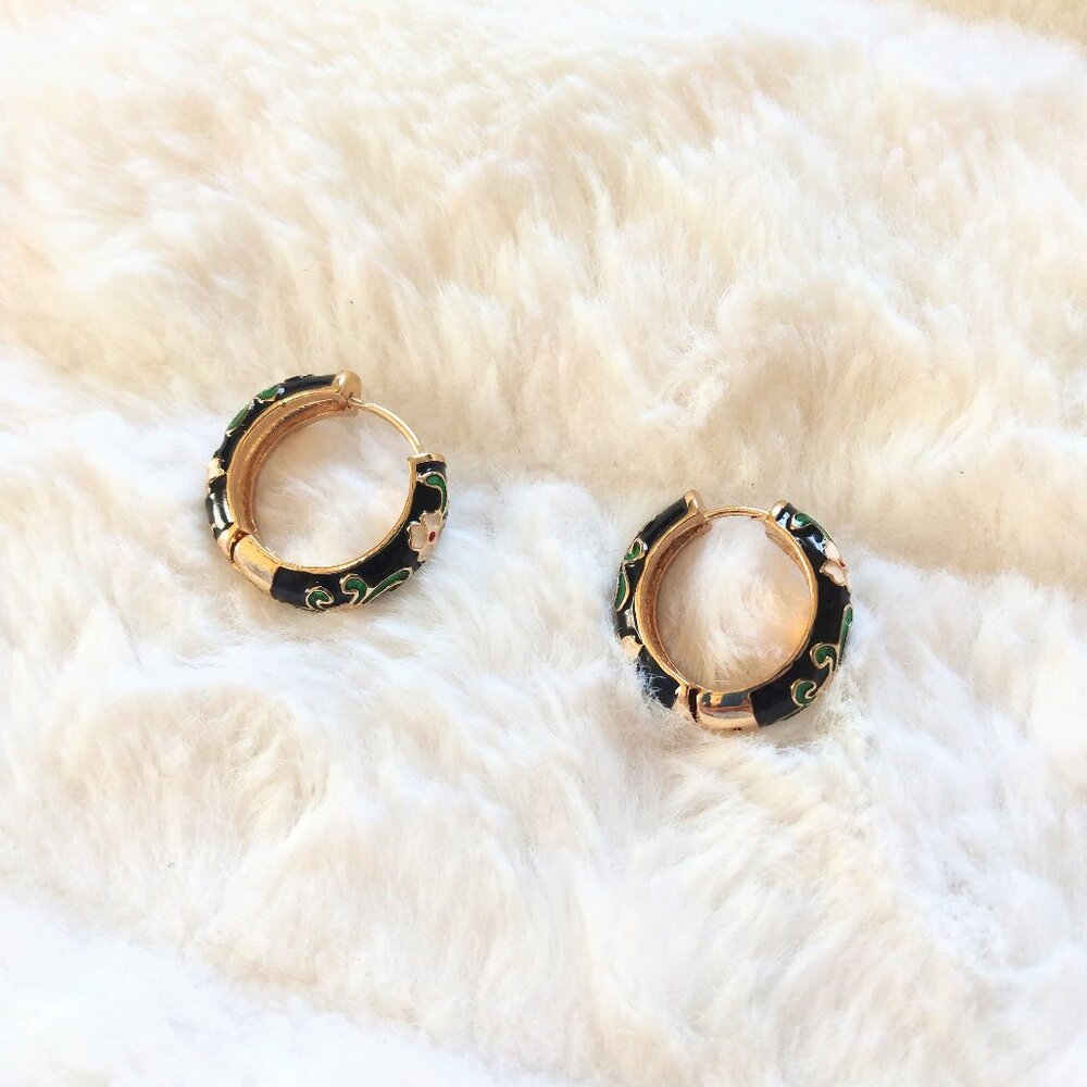 NWOT Cute small mini floral hoop earrings